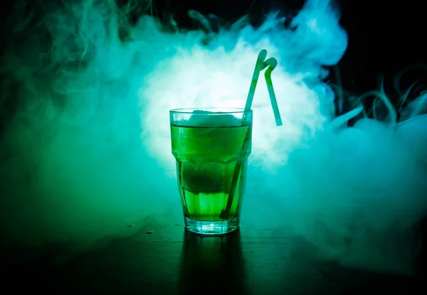 Cóctel de alcohol en vaso con hielo en humo sobre fondo oscuro. Concepto de bebidas club. Una copa de cóctel. Enfoque selectivo — Foto de Stock