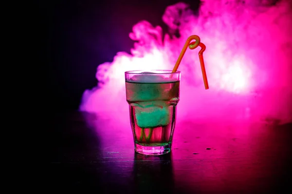 Alcohol cocktail in glass with ice in smoke on dark background. Club drinks concept. One glass of cocktail. Selective focus — Stock Photo, Image