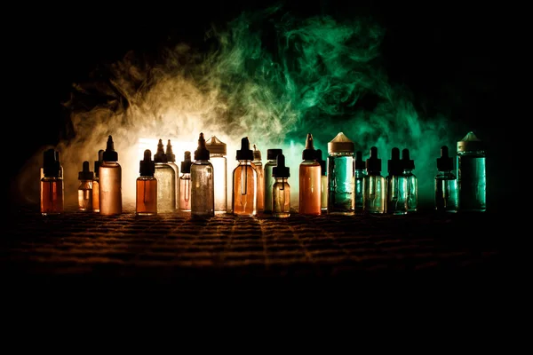 アーク プラズマ蒸着法の概念。煙雲と暗い背景にアーク液体ボトル。光の効果。背景またはアーク広告またはアーク背景として役に立つ. — ストック写真