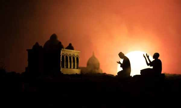 Silhouette des Moscheebaus auf getöntem Nebelhintergrund. ramadan kareem background. Moschee bei Sonnenuntergang. — Stockfoto