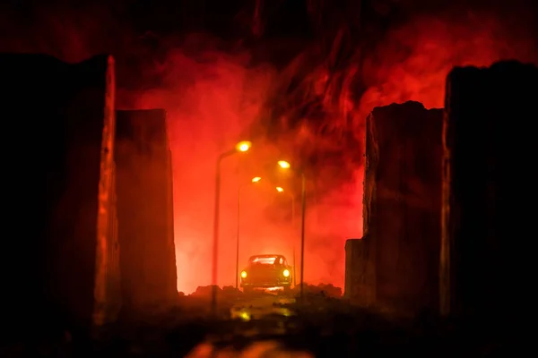 Rua vazia de cidade queimada, chamas no chão e explosões com fumaça na distância. Vista apocalíptica da cidade no centro como conceito de cartaz de filme de desastre. Cidade destruída pela guerra . — Fotografia de Stock