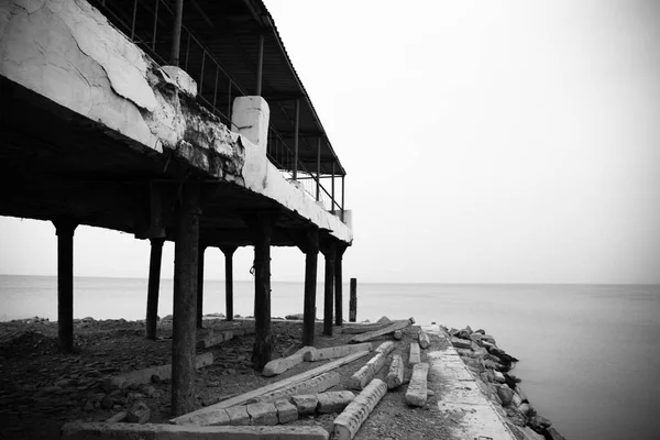 Hermoso paisaje de casa abandonada en la costa rocosa al atardecer. Clima nublado. Mar Caspio, Azerbaiyán —  Fotos de Stock