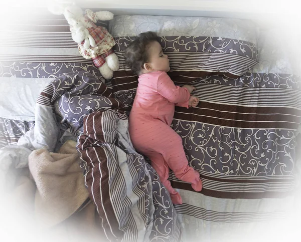 Bebê dormindo na cama, bebê de 7 meses dormindo na cama durante o dia . — Fotografia de Stock