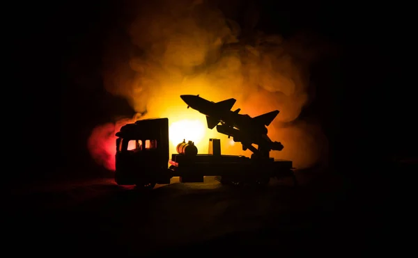 Lanzamiento de cohetes con nubes de fuego. Escena de batalla con misiles cohete con ojiva apuntada al cielo sombrío por la noche. Vehículo cohete en War Backgound . —  Fotos de Stock