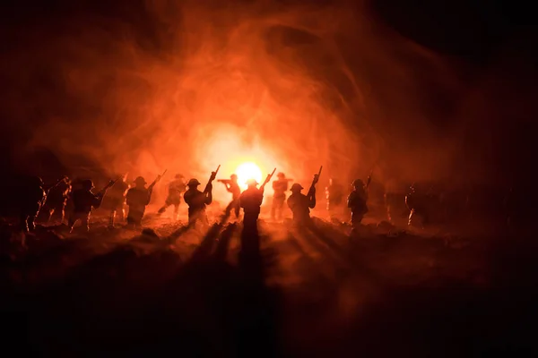 Concepto de guerra. Siluetas militares peleando escena en el fondo del cielo niebla de guerra, Soldados de la Guerra Mundial Siluetas debajo del horizonte nublado Por la noche. Escena de ataque. Vehículos blindados. Batalla de tanques . — Foto de Stock