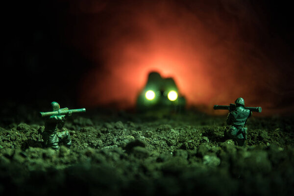 Концепция войны. Военные силуэты боевой сцены на фоне тумана на фоне неба войны, силуэты солдат мировой войны под облачным горизонтом ночью. Сцена нападения. Бронетехника. Танки
.