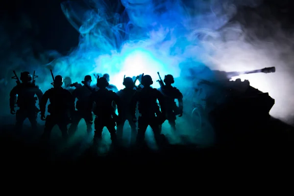 War Concept. Military silhouettes fighting scene on war fog sky background, World War Soldiers Silhouettes Below Cloudy Skyline At night. Attack scene. Armored vehicles. Tanks battle. — Stock Photo, Image