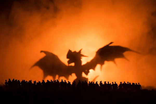 Die verschwommene Silhouette eines riesigen Monsters bereitet den Angriff auf die Menschenmenge in der Nacht vor. Selektiver Fokus. Dekoration — Stockfoto