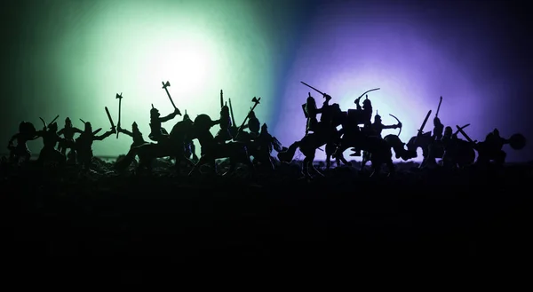 Scena di battaglia medievale con cavalleria e fanteria. Silhouette di figure come oggetti separati, lotta tra guerrieri su sfondo nebbioso dai toni scuri. Scena notturna . — Foto Stock