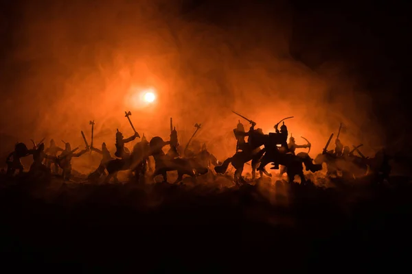 中世纪战斗场面与骑兵和步兵。人物剪影作为分开的对象, 战斗在黑暗色调的雾背景的勇士之间。夜景. — 图库照片