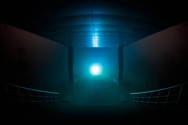 Silhouette effrayante dans le bâtiment sombre abandonné. Couloir sombre avec portes d'armoire et lumières avec silhouette d'horreur effrayant personne debout avec différentes poses . — Photo