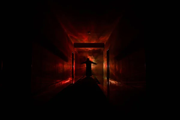 Ürpertici siluet koyu terk edilmiş binada. Kabine kapılar ve ışıkları ile farklı pozlar duran korkunç korku kişi silueti ile karanlık koridor. — Stok fotoğraf