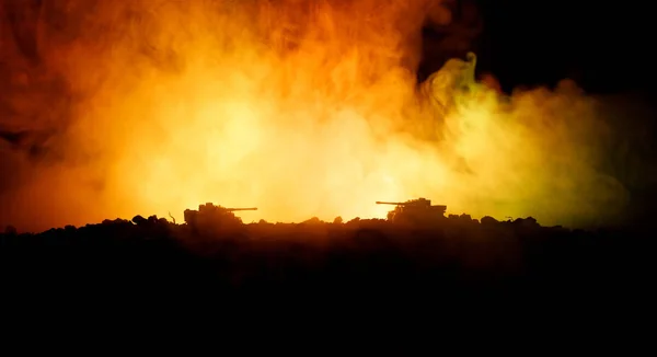 Concepto de guerra. Siluetas militares que luchan escena en el fondo del cielo niebla de guerra, Guerra Mundial tanques alemanes siluetas debajo del horizonte nublado Por la noche. Escena de ataque. Vehículos blindados. Batalla de tanques. De cerca. — Foto de Stock