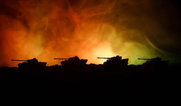 Háború fogalmát. Katonai sziluettek harci jelenet, a háború köd ég háttér, világháború német tankok sziluettek felhős Skyline éjszaka alatt. Támadás jelenet. Páncélozott járművek. Tartály csata. Közelről — Stock Fotó