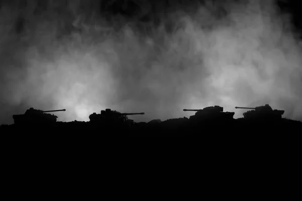 Koncept války. Vojenské siluety bojové scény na obloze mlha války na pozadí, světové války německé tanky siluety pod zataženo Panorama v noci. Scénu útoku. Obrněná vozidla. Tanky bitvu. Detailní záběr — Stock fotografie