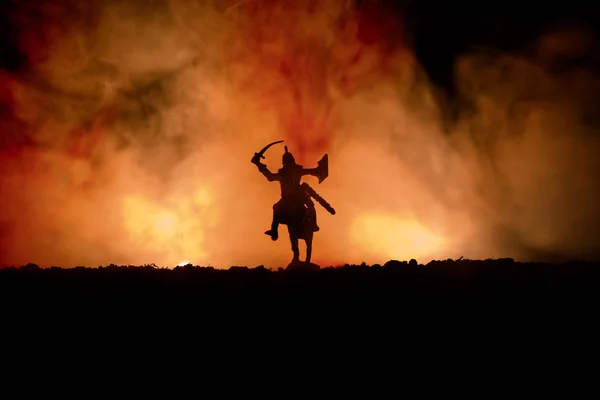 Escena de batalla medieval con caballería e infantería. Siluetas de figuras como objetos separados, lucha entre guerreros sobre fondo de niebla tonificado oscuro. Escena nocturna . — Foto de Stock