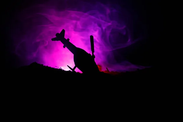 Flugzeugabsturz. brennender Hubschrauber. Zerstörter Hubschrauber. dekoriert mit Spielzeug auf dunklem Feuerhintergrund. Kriegskonzept — Stockbild Flugzeugabsturz. brennender Hubschrauber. Zerstörter Hubschrauber. dekoriert mit Spielzeug auf dunklem Feuerhintergrund. — Stockfoto