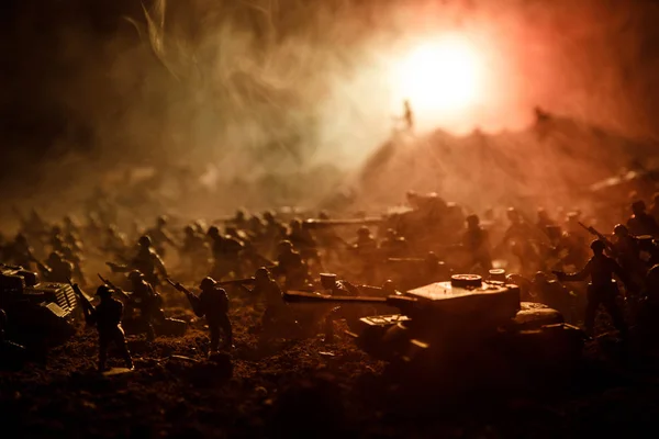 Savaş kavramı. Askeri siluetleri sahne üzerinde savaş sis sky mücadele arka plan, Dünya Savaşı askerler siluetleri bulutlu manzarası, gece aşağıda. Saldırı sahne. Seçici odak tanklar savaş. Dekorasyon — Stok fotoğraf