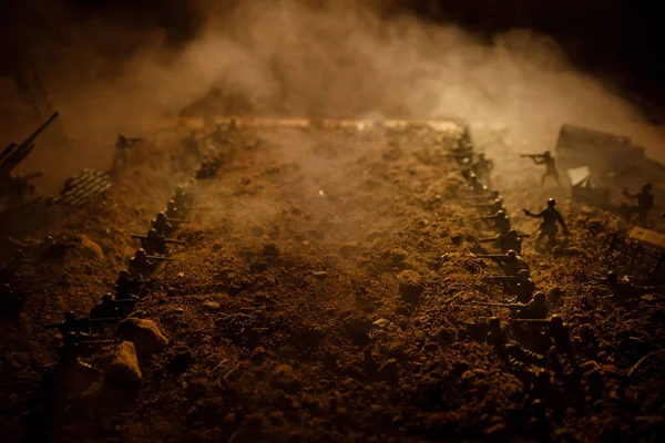 Concept de guerre. Silhouettes militaires scène de combat sur fond de brouillard de guerre ciel, Soldats de la guerre mondiale Silhouettes ci-dessous ciel nuageux La nuit. Scène d'attaque. Concentration sélective Bataille des chars. Décoration — Photo