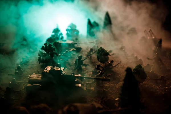 War Concept. Military silhouettes fighting scene on war fog sky background, World War Soldiers Silhouettes Below Cloudy Skyline At night. Attack scene. Selective focus Tanks battle. Decoration — Stock Photo, Image