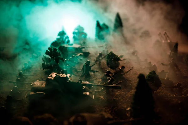 Conceito de Guerra. Silhuetas militares lutando cena no fundo do céu nevoeiro de guerra, Soldados da Guerra Mundial Silhuetas Abaixo Cloudy Skyline À noite. Cena de ataque. Foco seletivo Batalha de tanques. Decoração — Fotografia de Stock