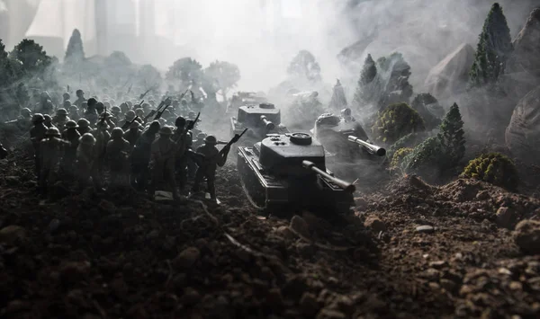 전쟁 개념입니다. 군사 전쟁 안개 하늘 배경, 세계 대전 군인 실루엣 흐린 지평선 아래에 싸우는 장면 실루엣. 기갑된 차량입니다. 전투 탱크. 장식 — 스톡 사진