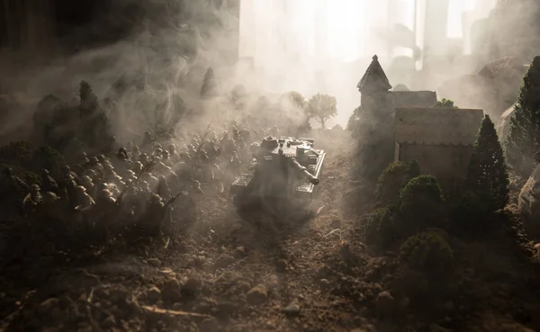 Concepto de guerra. Siluetas militares escena de lucha en el fondo del cielo niebla de guerra, Soldados de la Guerra Mundial Siluetas por debajo del horizonte nublado. Vehículos blindados. Batalla de tanques. Decoración — Foto de Stock