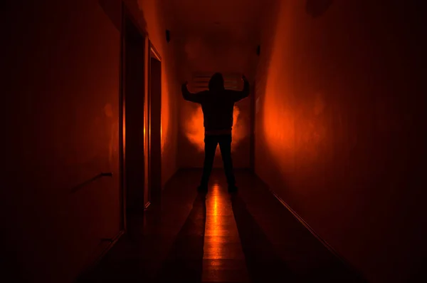 Couloir sombre avec portes d'armoire et lumières avec silhouette d'homme d'horreur effrayant debout avec différentes poses . — Photo