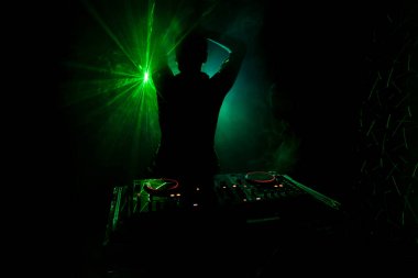 DJ iplik, karıştırma ve bir gece kulübünde tırmalamak, dj elinde çeşitli parça denetimlere dj's güverte, strobe ışıklar ve sis oynamak veya parti gece kulübünde parça Dj karışımları. Seçici odak