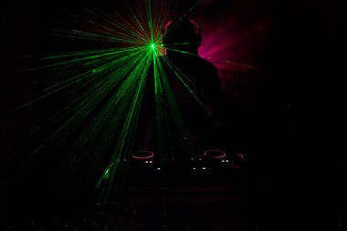 DJ iplik, karıştırma ve bir gece kulübünde tırmalamak, dj elinde çeşitli parça denetimlere dj's güverte, strobe ışıklar ve sis oynamak veya parti gece kulübünde parça Dj karışımları. Seçici odak