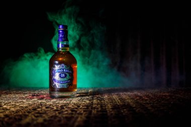 Bakü, Azerbaycan - 25 Mart 2018: viski için en az 18 yaşında olgunlaştı üzerinden harmanlanmış, Chivas Regal 18 altın imza Keith, İskoçya'da Chivas kardeşler tarafından üretilen harmanlanmış Scotch viski olduğunu.