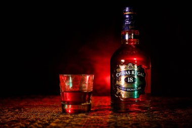 Bakü, Azerbaycan - 25 Mart 2018: viski için en az 18 yaşında olgunlaştı üzerinden harmanlanmış, Chivas Regal 18 altın imza Keith, İskoçya'da Chivas kardeşler tarafından üretilen harmanlanmış Scotch viski olduğunu.