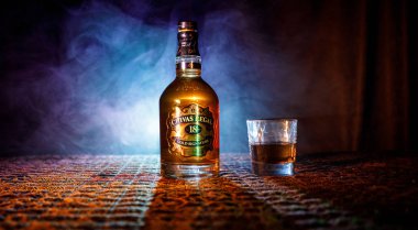 Bakü, Azerbaycan - 25 Mart 2018: viski için en az 18 yaşında olgunlaştı üzerinden harmanlanmış, Chivas Regal 18 altın imza Keith, İskoçya'da Chivas kardeşler tarafından üretilen harmanlanmış Scotch viski olduğunu.