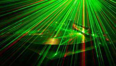 Pikap vinil plak çalar. Retro ses ekipmanları için disk jokey. Dj mix ve müzik çalmak için ses teknolojisi. Yangın arka plan duman ile yanan karşı oynanan vinil kaydı