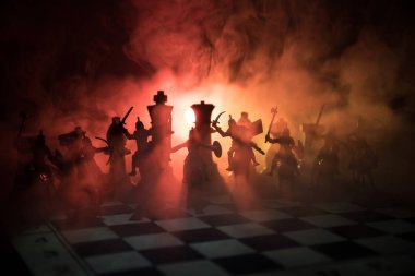 Süvari ve satranç tahtası üzerinde piyade ile ortaçağ savaş sahnesi. Satranç oyununu kavramı iş fikirleri ve rekabet ve strateji fikirler duman ve sis karanlık bir arka plan üzerinde satranç figürleri.