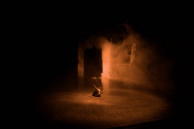 Totem iplik üst iplik, wobbling ve durdurma. Üst tonda duman arka ışıklı ayna yüzeyinde iplik. Eğlenceyi eylem masada karanlık odada. Seçici odak