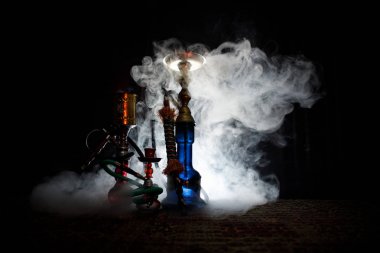 Nargile kömürü nargile kupa Arap iç de buhar bulutları yapma. Şark süsleme halı üzerinde. Şık oryantal shisha içinde karanlık arka ışık ile. Shisha reklam için. Seçici odak