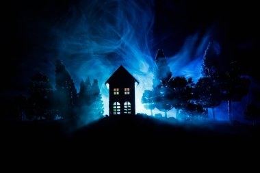 Eski ev gece ormanda bir hayalet veya siste perili korku evi terk etti. Ölü ağaç orman eski mistik binada. Ağaçlar moon ile gece. Gerçeküstü ışıklar