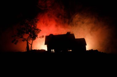 Eski ev gece ormanda bir hayalet veya siste perili korku evi terk etti. Ölü ağaç orman eski mistik binada. Ağaçlar moon ile gece. Gerçeküstü ışıklar