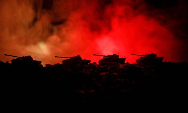 Savaş kavramı. Askeri siluetleri sahne üzerinde savaş sis sky mücadele arka plan, Dünya Savaşı Alman tankları siluetleri bulutlu manzarası, gece aşağıda. Saldırı sahne. Zırhlı araçlar. Savaş tankları. Yakın çekim