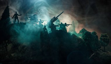 Savaş kavramı. Askeri siluetleri sahne üzerinde savaş sis sky mücadele arka plan, Dünya Savaşı askerler siluetleri bulutlu manzarası, gece aşağıda. Saldırı sahne. Seçici odak tanklar savaş. Dekorasyon