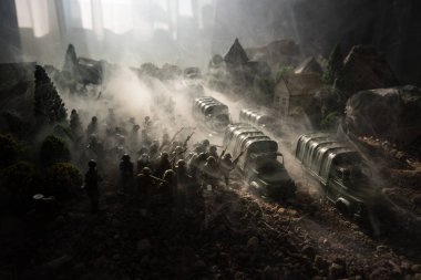 Savaş kavramı. Askeri savaş sis gökyüzü arka plan, Dünya Savaşı askerler siluetleri aşağıda bulutlu manzarası dövüş sahnesinde siluetleri. Zırhlı araçlar. Savaş tankları. Dekorasyon