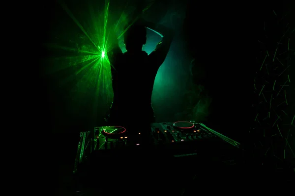 Spinning Mixing Scratching Night Club Manos Ajustar Varios Controles Pista — Foto de Stock