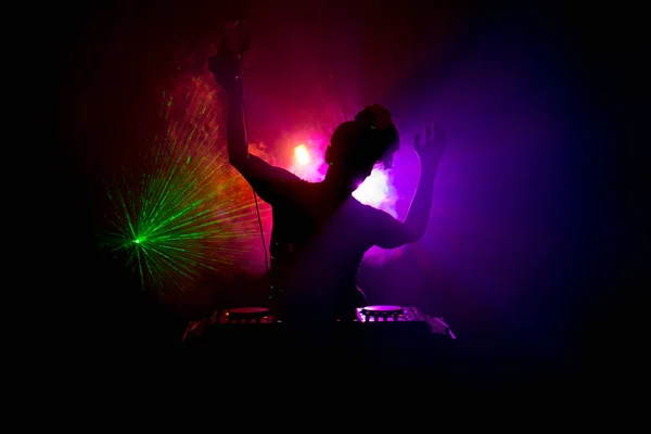 Spinning Mixing Scratching Night Club Manos Ajustar Varios Controles Pista — Foto de Stock