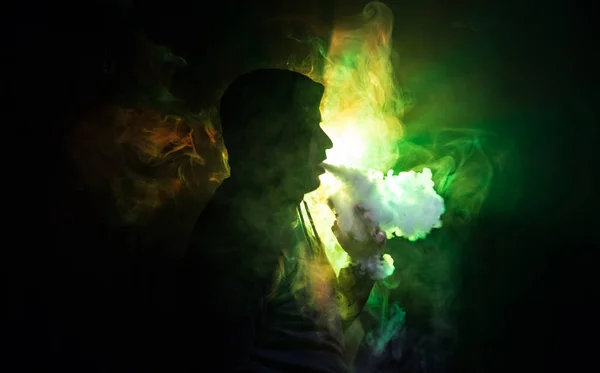 Hombre Aspirante Sosteniendo Mod Una Nube Vapor Oscuro Niebla Tonificado — Foto de Stock