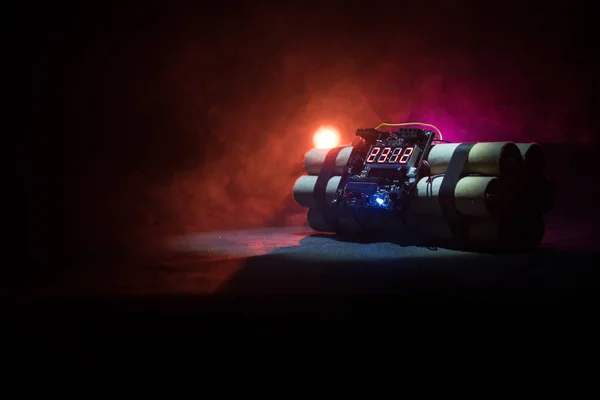 暗い背景に時限爆弾のイメージ 暗闇の中 イメージ シャフト光に照らされた爆発するカウント ダウン タイマー — ストック写真