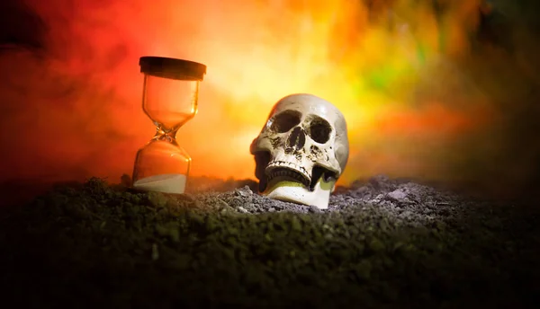 Totenkopf Und Vintage Sanduhr Auf Dunkel Getöntem Nebelhintergrund Lichtkegel Horror — Stockfoto