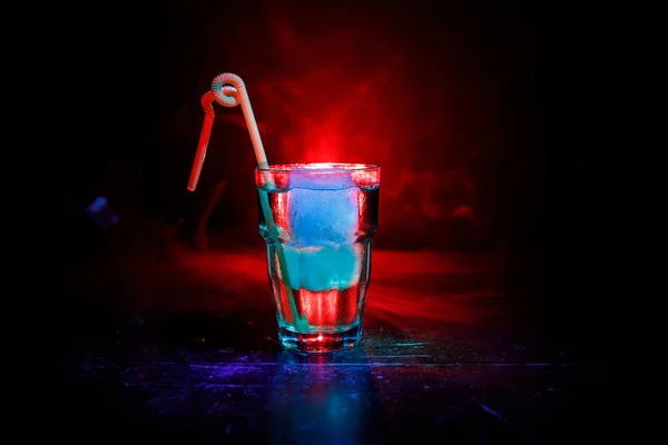 Cóctel Alcohol Vaso Con Hielo Humo Sobre Fondo Tonificado Oscuro —  Fotos de Stock