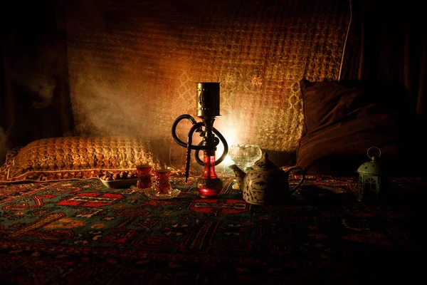 水ギセル ホット石炭シーシャ ボウル アラビア内部で蒸気の雲を作るします カーペット東部茶道に東洋の飾り バックライトで暗闇の中でスタイリッシュな東洋の使者 選択と集中 — ストック写真