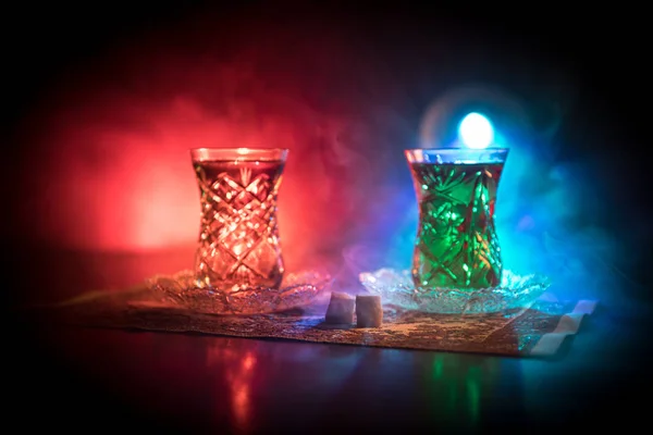 Oost Thee Traditionele Glasplaten Pot Zwarte Achtergrond Met Verlichting Rook — Stockfoto